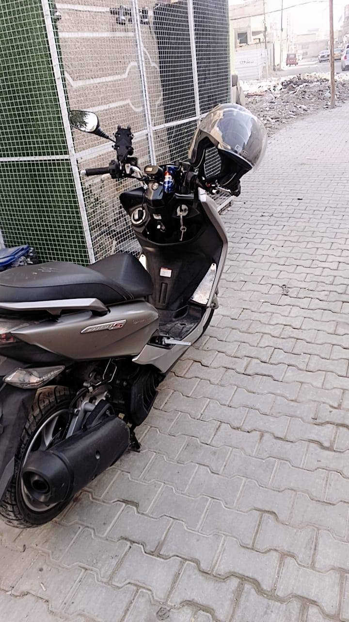 سلام عليكم
ماجسته S
دراجه مكفوله كفاله عامه
ماشيه 47
قبق نفخ
ستان كهربائي
منضومه جي بي اس بس يراد برمجه 
عارضهة مليون ونص وبيهة مجال
*********** 
وتساب مفتوح
