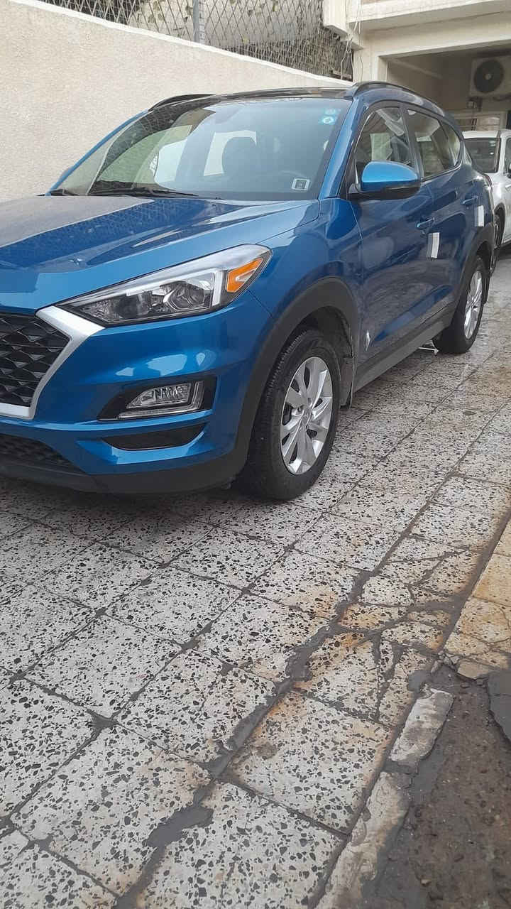 السلام عليكم للبيع توكسان 2021 وارد امريكي ماشية 44 الف السيارة داخلة للعراق كلين صور امريكا مرفقة مع المنشور وهنا بالعراق تبدل باب خلف السكن بسبب حادث بسيط انشد واحد اصلي ونصبغ ، السيارة جديدة جداً المواصفات فول :
-بصمة
-بانوراما 
-رادارات 
-فور ويل 
-كشنات تدفئة امامي خلفي + جلد
-تحكم ستيرن فول
-تحديد مسار
-شاشة كبيرة + كاميرا دوارة
السيارة رقم انبار باسمي سنوية وأرقام جديدة والسعر المطلوب 175$ ورقة وبيها مجال بسيط العنوان بغداد جميلة - شارع خير الله
وللاستفسار الاتصال على الرقم ***********
وشكراً …
