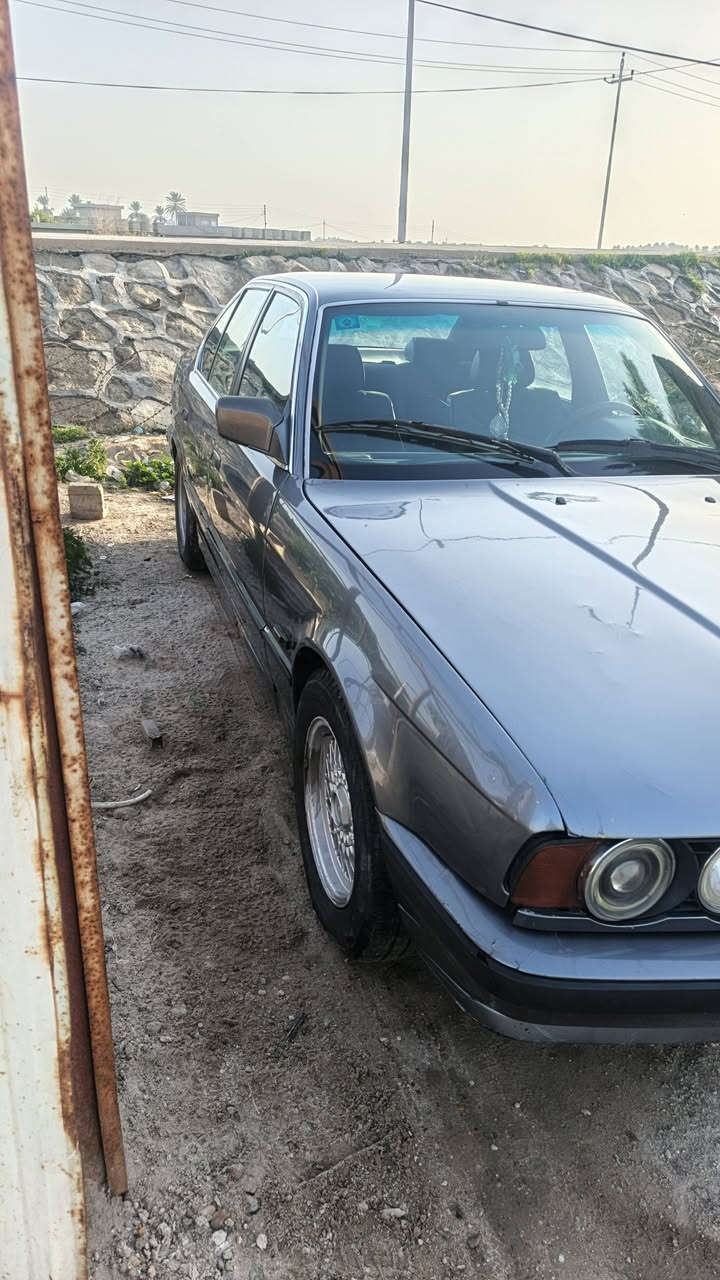 سلام عليكم من رخصه لادمن بي ام للبيع موديل ١٩٩١بسمي سنويه ٢٠٢٧حجم 525مسكر عدله مكيته  وكير خير من الله تخم تاير جديد حداديه كله جديده السعر ٥٥ ورقه وبيه مجال ***********
