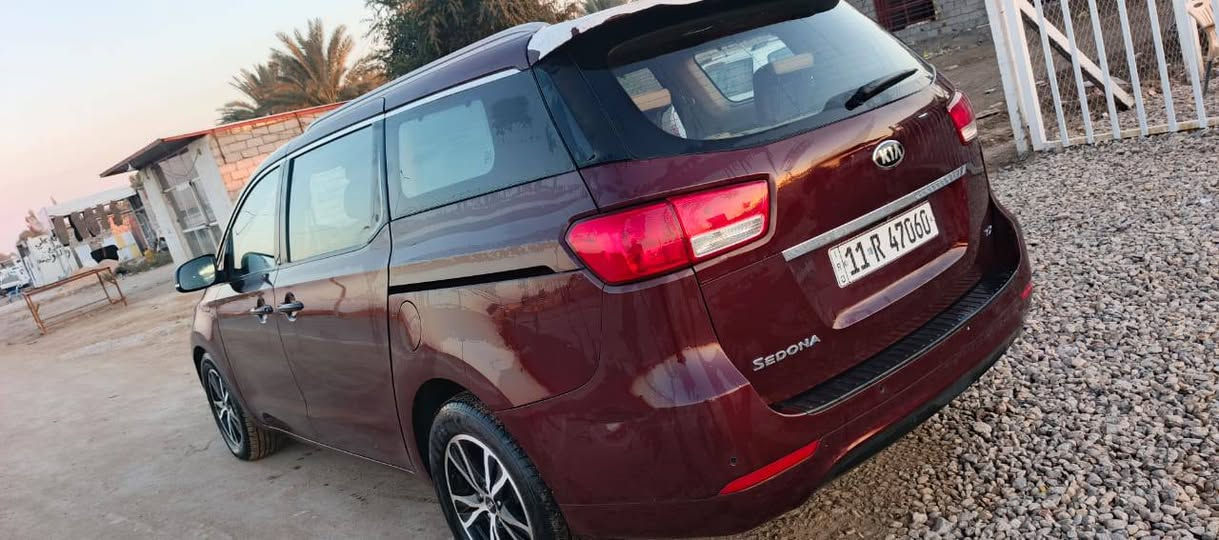 السلام عليكم
سيدونا 2015 امريكي فول عدى لفتحه 
بيها 3 قطع صبغ بدون دواخل فقط رش 
مكاني بابل الشوملي السعر 155 وبيها مجال 
***********
