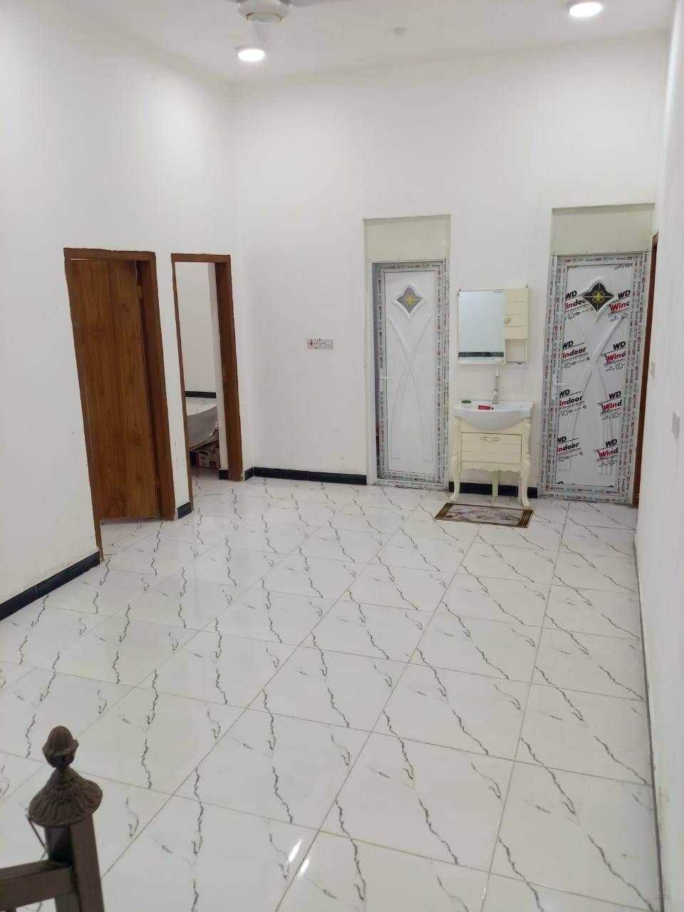 بيت مساحه 230 غرفتين
مساحه الغرفه 4×5 
المطبخ 6×5 
ديوانيه  5×7 
صاله 12×5 توالليت + حمام داخالي  
وخارجي  تواليت وحمام 
كراج جبير بيت بناء جديد   
مكان البيت ريان نزله حسينيه موسى الكاظم  رقم الهاتف *********** 
سعر 95
