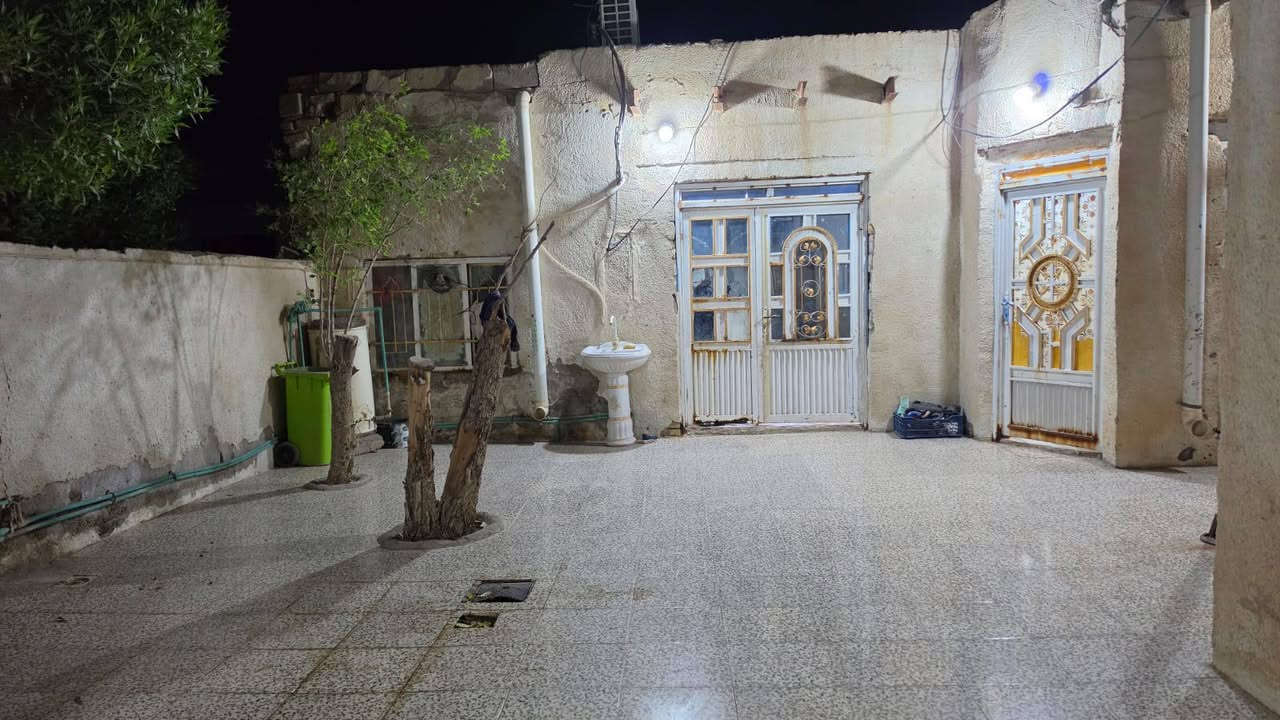 بيت زراعي ركن للبيع يتكون من غرفتين 5 في  4 متر  والصاله 5 متر والديوانيه 7 متر ومحل 8 متر العنوان ميسان حي الحسين الجديد مقابل  الفنانين للاستفسار ***********
