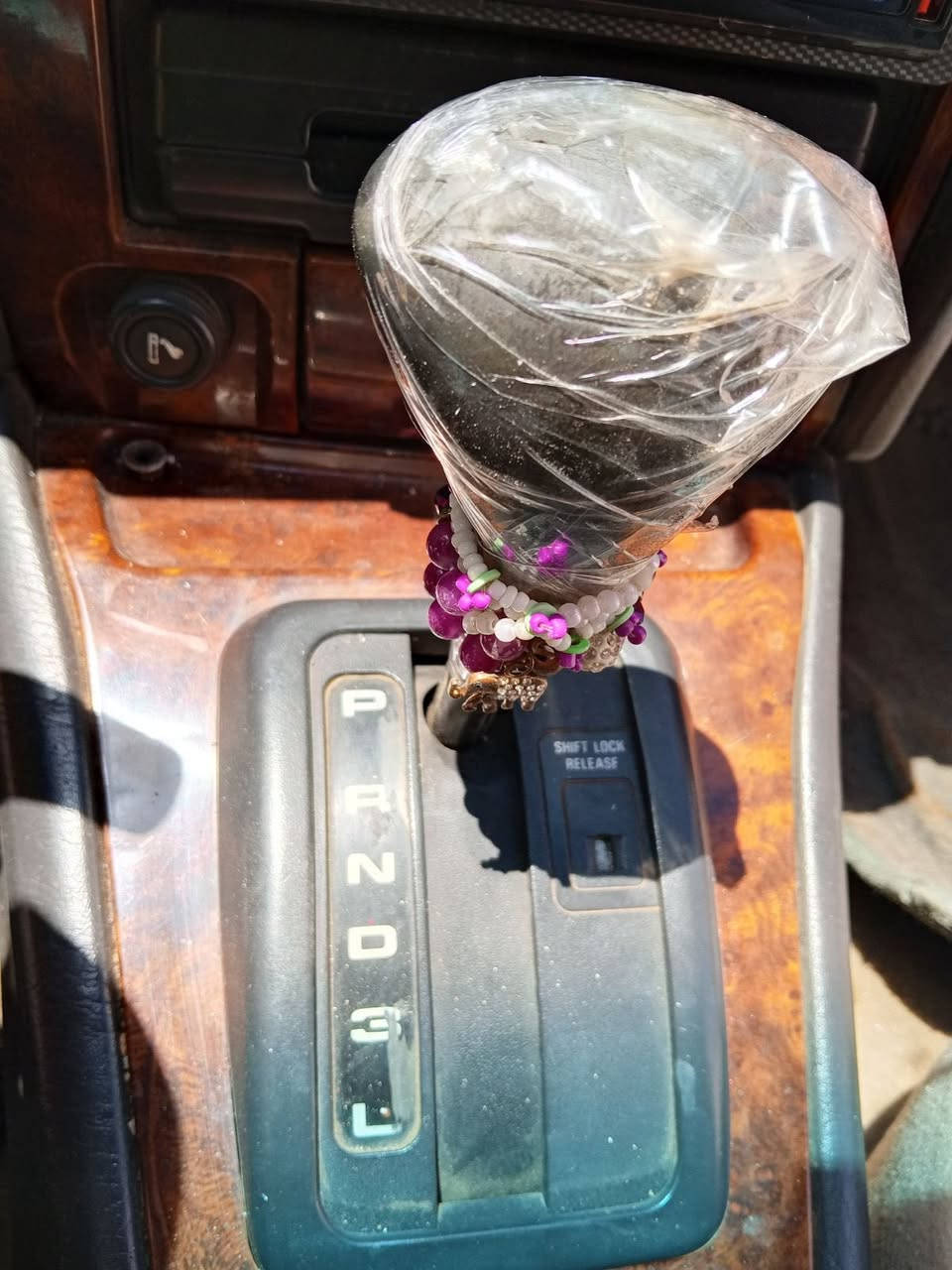 کاکە سەرەتا بەناوی خۆوای گەورەو بیهرەبان  دایۆ پرێس مۆدێڵ ۱۹۹۸ ماشەڵا سەیارەکە زۆر جوانە تۆماتیکە  مەکینە ۱۸  دەیەوو سەنویی ژینگەو ڕێگەو بانیشی هەمووی تازەیە تا ۲٠۳۱  چاور تایەو ویلی لۆکی لەژێرایە ماڵەکە زۆر پاکوو خاوێنە تاقم وایەری هەوو شتێکی مەزبووتە بۆیەک دینار مەسرەف مەگەڕی لەو سەیارەیا تەبریدیش لەسەر سیوچ ئیشەکا لەخزمەتانم سلێمانی ***********  لەخزمەتانامم

