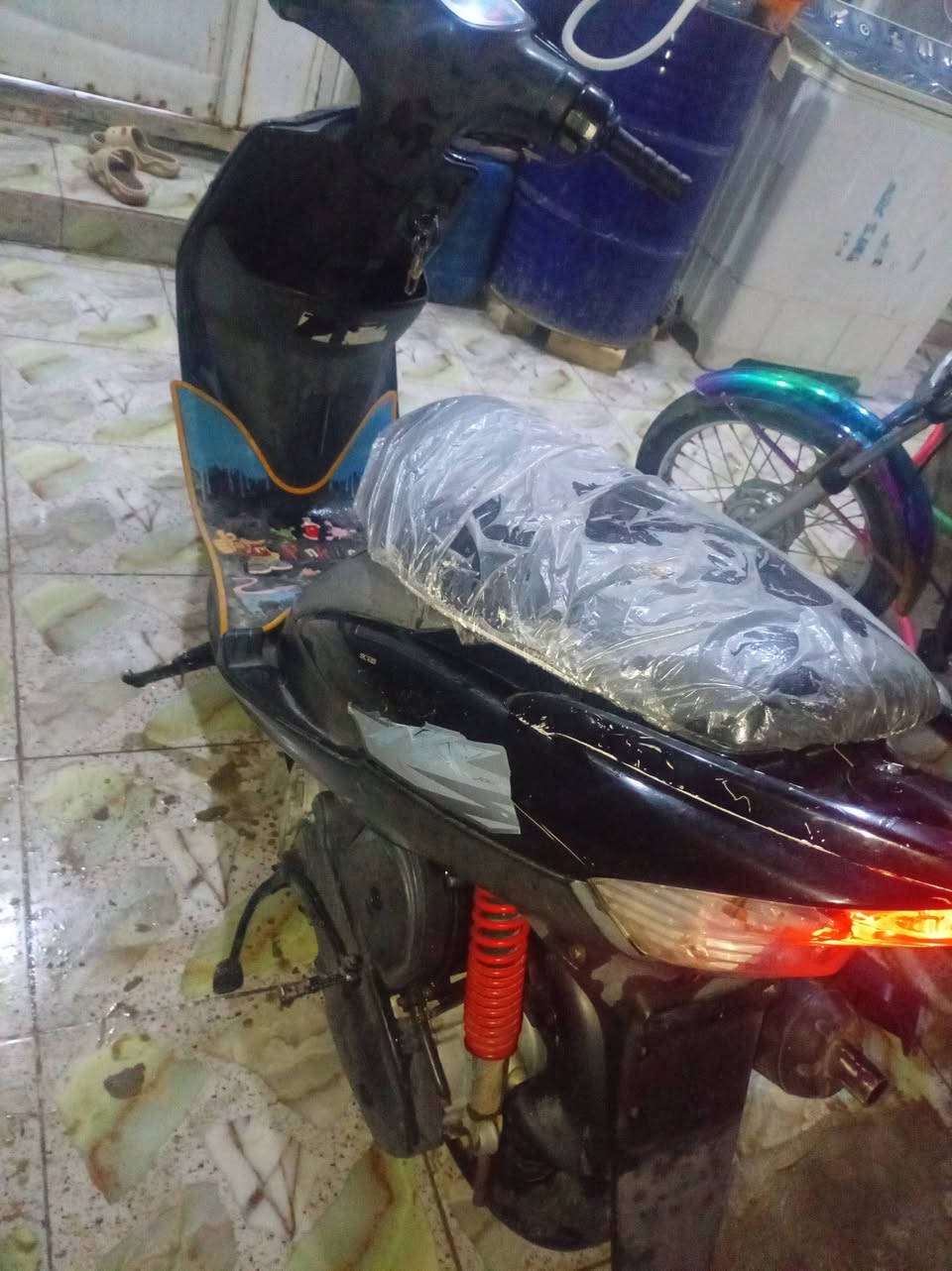 السلام عليكم حبايب دراجه ماكس عدله كفاله عامه حاويه بللديه مستعجل ع بيع سعره 700بيها مجال الشراي يتفضل خاص او يتصل ***********
