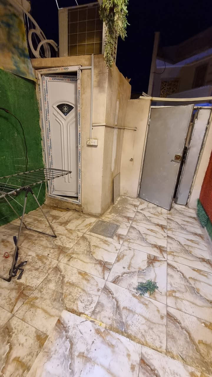 💎  مشتمل ارضي مؤثث للايجار في الجنينة  💎

📍 الموقع: البصرة – الجنينة - قرب السوق
ــــــــــــــــــــــــــــــــــــــــــــــــــــــــــــ
🔰 #التفــــاصيل 
▪️ صالة
▪️ غرفتين منام 
▪️ مطبخ
▪️ صحيات 
▪️ طارمة صغيرة وحمام خارجي
ـــــــــــــــــــــــــــــــــــــــــــــــــــــــــــ
💰 الإيجار الشهري/  750 الف 💰

📱 واتساب / اتصال: 
🏢 𝟬𝟳𝟳𝟬𝟴𝟬𝟵𝟳𝟬𝟭𝟮 – شــركــــــة المـهنـــدس العـقـــــــاريـــة
🏗️ نخبة المهندسين – مكتب مسجّل رسميًا ومعتمد قانونيًا
ــــــــــــــــــــــــــــــــــــــــــــــــــــــــــــــــــــــــــــــــــــــــــــــــــــــ

📍 موقع المكتب: البصرة – حي الأندلس – شارع الجبيلة العام (قرب مدارس الأندلس الأهلية)

📩 نرحّب بجميع العروض والطلبات العقارية (سكنية – تجارية)


**إذا كنت صاحب هذا الإعلان وتريد حذفه لأي سبب، رجاءا أرسل رسالة إلى الدعم الفني**