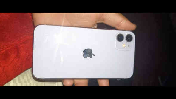 ايفون 11عادي بطاريه 76 الشاشه بيهه ضربه كلش خفيفه عارضه ب 225وبي مجال رقم ***********موجود بس واتساب
