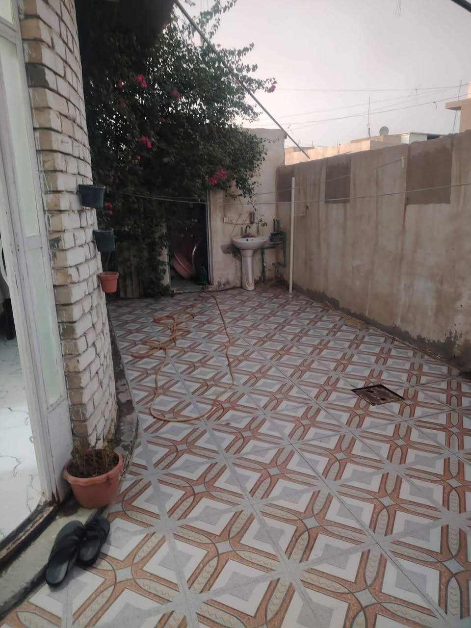 السلام عليكم موجود لدينا بيت البيع مساحه ٢٠٨ متر طابقين يحتوي على أربع غرف نوم صاله ومطبخ و ستقبال وصحيات بناء درجه اولى الاستفسار على هذا الرقم ***********
