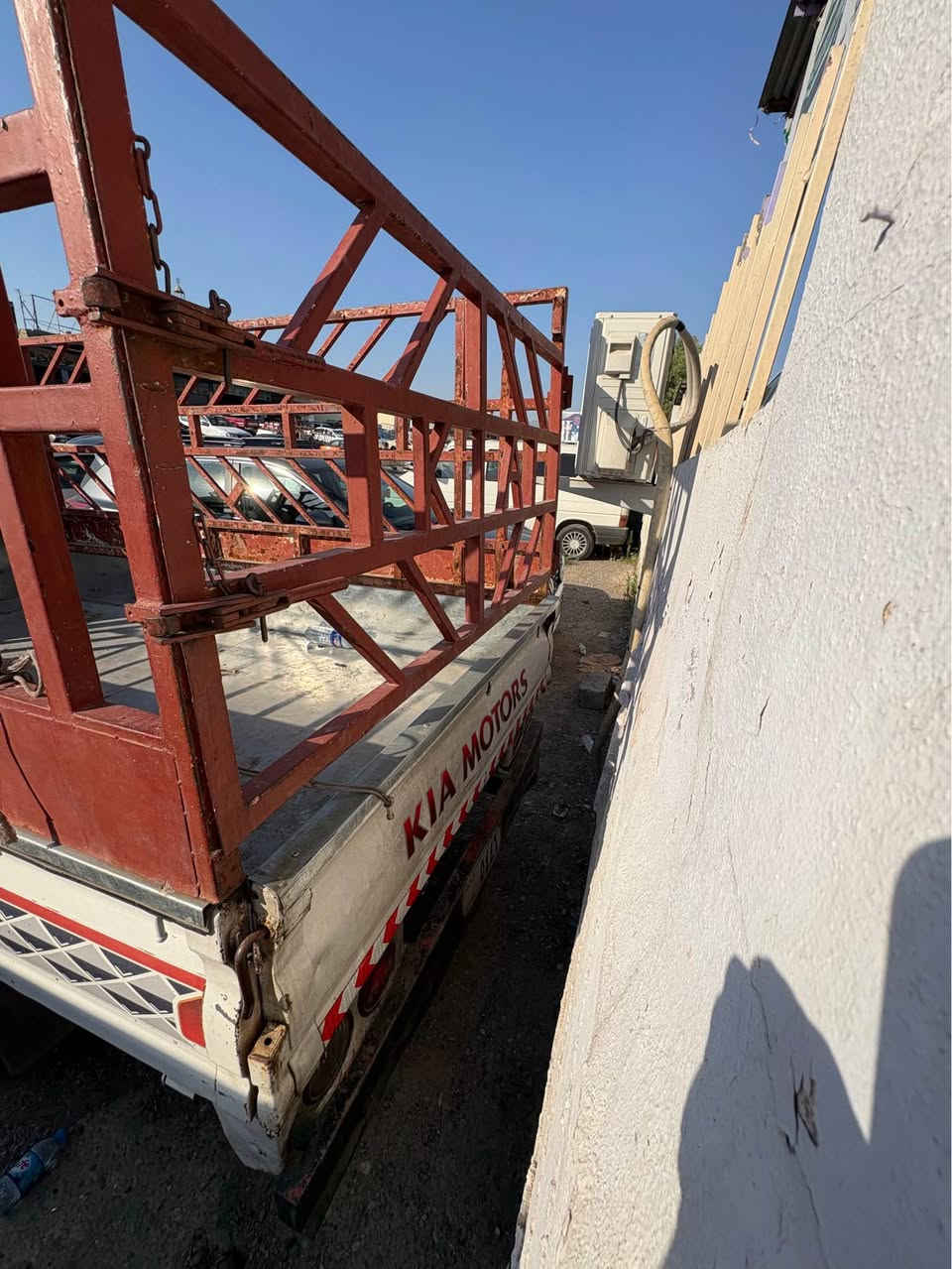 کیا ٤٠٠٠ بعیرە
٢٠٠٦
منەفس دگەل
بێ تشتەک
مەکینە دیکل یا تێدا
سیارە محجل کریە
سعر ٧٢ پچەک مەجال
***********
———————————————————————
كيا ٤٠٠٠ بعيرة
٢٠٠٦
منفيس
بدون أي شيء 
مكينة بيها شوي دخان
محجل
سعر ٧٢ شوي مجال

***********.  کورەک + واتساب زاخو, دهوك
