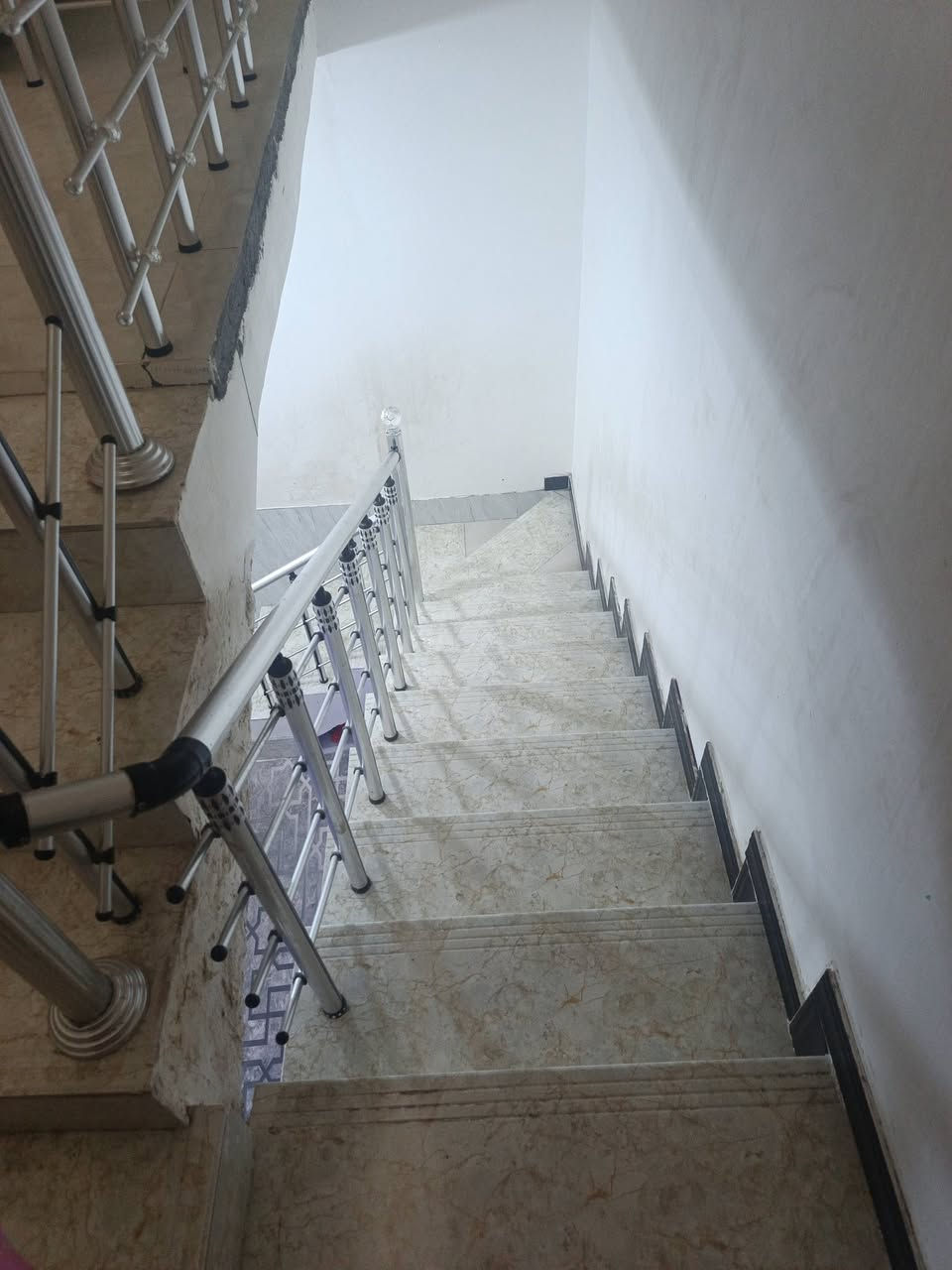 ‏#دار للبيع الناصرية منطقة حي الكرامه  خلف منطقة التضحية نهاية شارع العيادة
‏
‏مساحة 100متر ١٠×١٠ ركن امامه شارع سايدين وخدمات عامة متنزه 
‏بناء طابقين كامل 
‏#الطابق الارضي 
‏غرفة نوم واحده 
‏وغرفه استقبال 
‏صاله حمام 
‏تواليت خارجي
‏#الطابق الثاني 
‏ثلاثة غرف نوم 
‏وصالة وتواليت وحمام 
‏
‏#سعر البيع 170مليون 
‏البيت مطلوب قرض اسكان السعر المتبقي ٢٧ مليون من ضمن المبلغ الكلي للبيع 
‏المشتري مخير بين تسليم المبلغ بالكامل لصلداحب الدار  لغرض اسقاط  الل او تحويل البيت باسمه ويكون قرض الاسكان عليه 
‏ويكون دفع الاسكان ١٥٥ الف شهريا 
‏للاستفسار الاتصال بالرقم *********** متواجد وات ساب ايضا
‏
