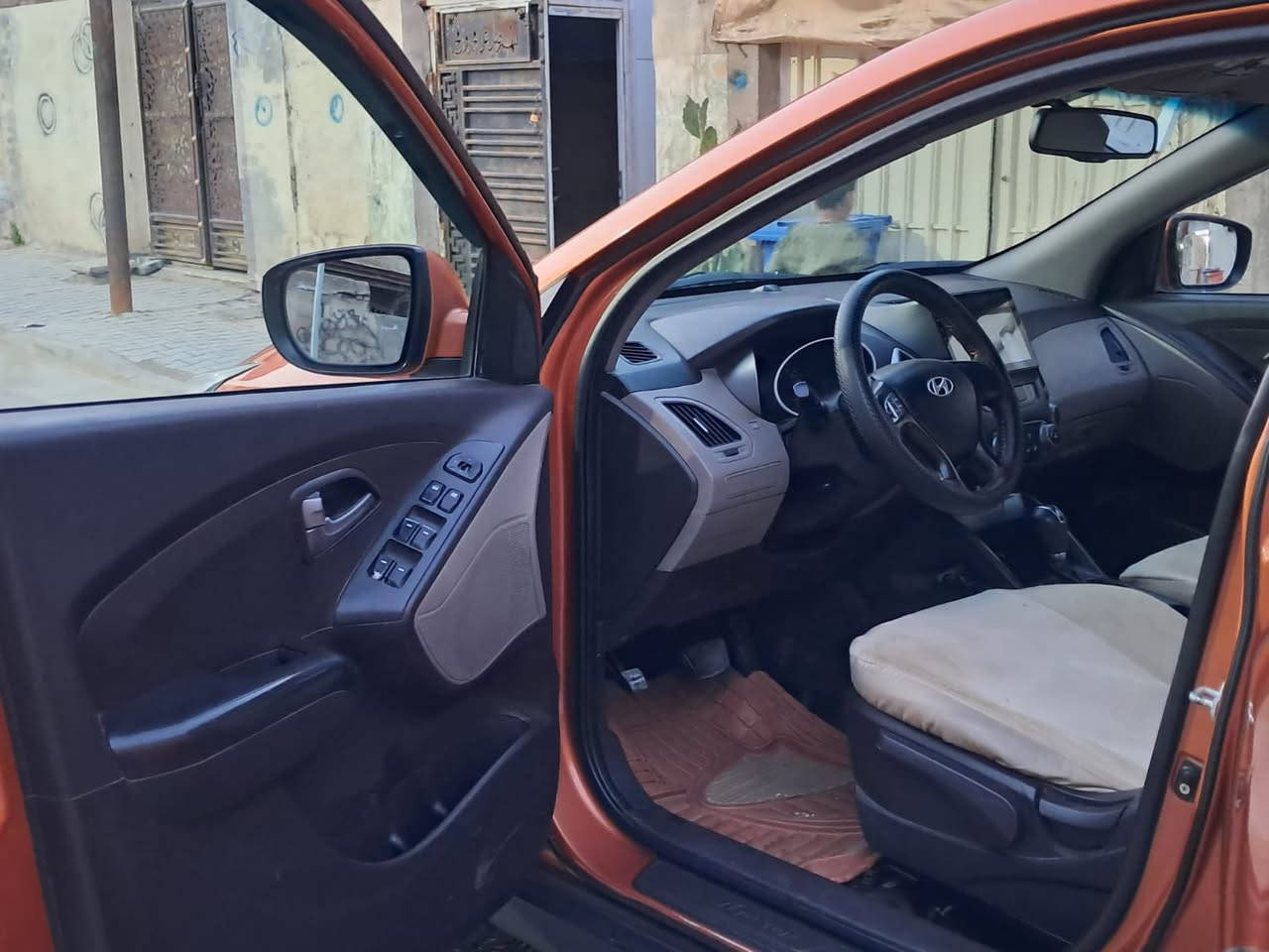 السلام عليكم توسان 14 خليجي رقم بغداد باسمي  لون مميز مشمشي
محرك 2000 دوش المرغوب كير ومحرك وتبريد وتدفئة كله مكفول السيارة عل وضع الشركة وسعر مناسب السياره بيه 3 قطع صبغ اثر جراد مكفوله من الضربه والكص والمعجون بغداد دولي الجديد باسمي تحويل ثاني يوم عليه ادامة كامله ماناقصه برغي تخم تاير جديد باتري جديد مكان سياره بغداد للاستفسار 
0773 336 7924
