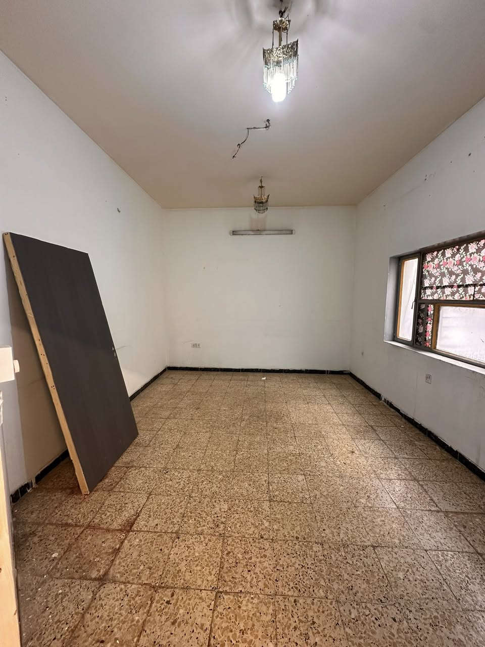 � شقة للإيجار
📍 الطابق: أرضي
🛏 غرفتين نوم
🛋 صالة
🍽 مطبخ
🚿 خدمات

💰 الإيجار: 575 ألف

📌 العنوان: مكتب الفهد الهندسي – مقابيل لحوم جويلي
📞 للاستفسار: ***********
