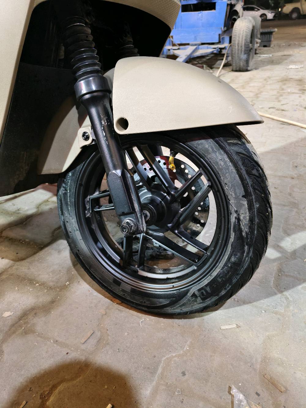 دراجة شحن  (ريان بوليسي )

يتحمل الاوزان الثقيلة 

 1200W
Disk brake 
48V-28A 
4 سرعات امامية 
1 سرعة خلفية 
متوسط المسافة 50km 
السرعة 50km
تاير 10/90/80 
لايت زنون 
صندوق خلفي لحمل الاغراض 
باتري اصلي شركة الريان TAILG بشرط

السعر: 550 الف
المكان بغداد: باب المعظم
ما هو موديل الدراجة بالضبط؟: 
دراجة شحن
كم هو عمر الدراجة أو عدد الكيلومترات المستخدمة؟: 
اقل 3 شهر
هل البطارية قابلة للإزالة أو الشحن؟: 
اي
ما هو موقعك الحالي لتحديد مكان الفحص؟: 
باب المعظم 
هل السعر قابل للتفاوض؟: 
نعم