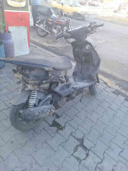 سكنس نيثيه البيع 
بيها دخانه ومن تحمى تكطع 
كهربائيات شغاله ستاند كهربائي 
دراجه تشتغل كابريتر مالها وصخ 
كفرات موجوده بجم وصفاح 
سعر 100قفل مكاني بغداد 
***********
