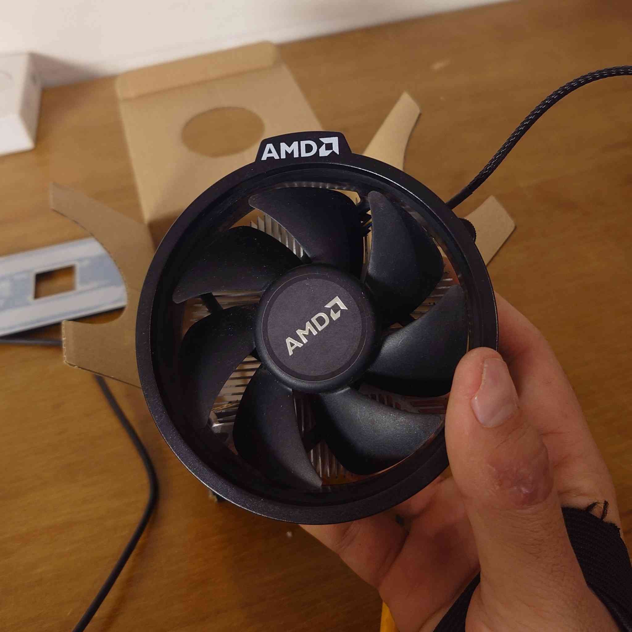 معالج من الفئة المتوسطة Ryzen 5 PRO 4650G مستعمل مع مروحة التبريد الأصلية
السعر: 80 ألف دينار
النظافة: 90% مثل ما مبين بالصور
 شغال 100% بدون أي مشكلة
يحتوي على كرت شاشة مدمج (Vega)
مكاني كربلاء -اكو توصيل 
🔹 Ryzen 5 PRO 4650G
Model: AMD Ryzen 5 PRO 4650G
Cores / Threads: 6 Cores / 12 Threads
Base Clock: 3.7 GHz
Max Boost Clock: Up to 4.2 GHz
Integrated Graphics: Radeon Vega Graphics
Socket: AM4
TDP: 65W


**إذا كنت صاحب هذا الإعلان وتريد حذفه لأي سبب، رجاءا أرسل رسالة إلى الدعم الفني**