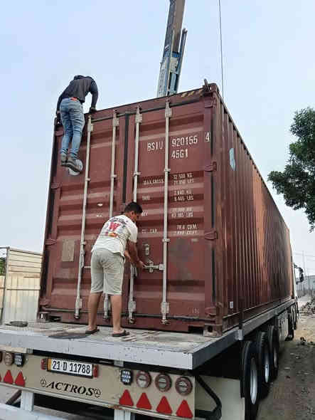 سلام عليكم حاويات 12 متر نضيفه 
سعر الوحده 26 ورقه جديده 

‭0777 749 3956‬
