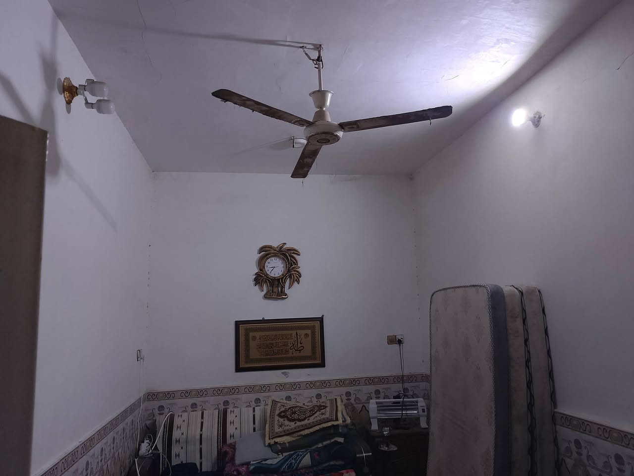 بيت للبيع  - حي الإعلام 🏠

* الموقع: حي الإعلام، مقابل النادي الرياضي.
* المساحة: 150 متر (الواجهة 6 متر).
* نوع البناء: طابوق كونكريت (نظيف جداً).
* التصميم (طابقين):
* الطابق الأول: غرفة، صالة، مطبخ، ديوانية، ومجموعة صحيات(داخليه وخارجيه) 
   * الطابق الثاني: غرفة وصالة.
***********
