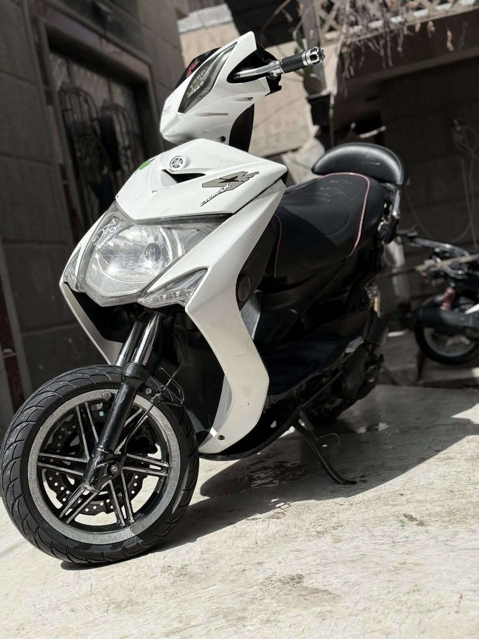 سنكس لد كوري للبيع السعر 1300دراجه مكينتها صعدتها قبل يومين رمبه التزويد شوفت عينك (ويل نجمه+صالنصه صجميه تك بوشه+هاوزن+دبلات خلفيه+تجوه+قبق فلاوين كفراتها كامله 
للاستفسار*********** 
مكاني الفلوجه..!
