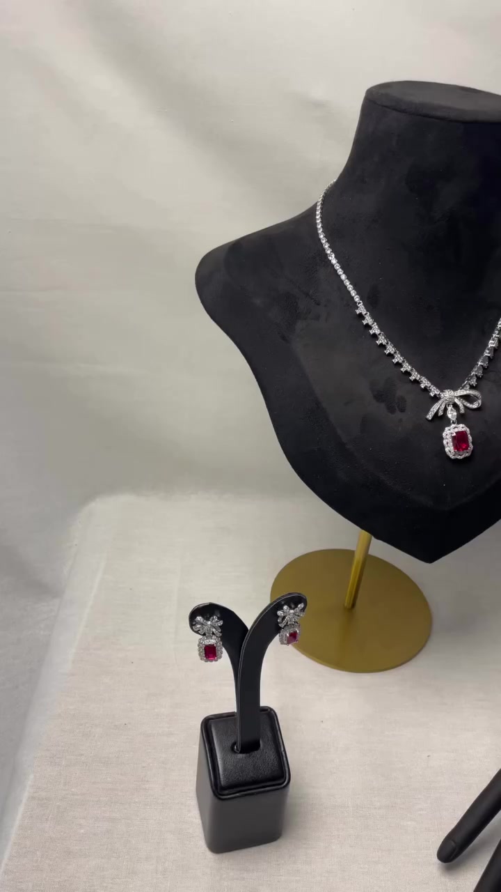 ✨♥️مو بس طقم... هذا هيبة كاملة

للي تحب تكون مختلفة...
للي حضورها يسبق كلامها...
طقم مرصع بحجر أحمر ملكي
تصميم فاخر ولمعة تخطف الأنظار من أول نظرة *
عقد بتفاصيل أنثوية ناعمة
أقراط راقية
وخاتم يكمل الفخامة &
جاهز يزين إطلالتك بالمناسبات والسهرات •
والكمية محدودة جداً 4
احجزيه قبل لا يخلص ٧
الطلب دايركت
***********

#love #النجف #هدايا #ام #طقم
