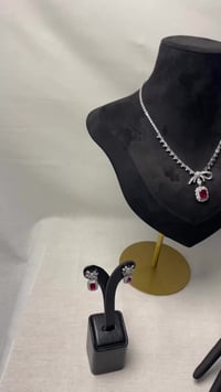 طقم • حجر أحمر ملكي • النجف