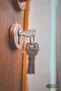 اكثر من ٤٥٠ عائلة تم اسكانهم في منازل مؤثثة وهذا بفضل الله وتبرعاتكم و...