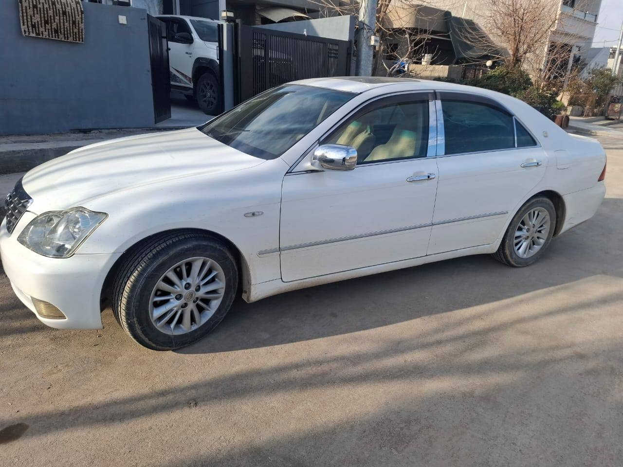 سەرەتا بەناوی خوا ماشااللە لە ماڵی هەموو لایەک
شاهینە موس مۆدێل 2006ی ١٨٢
 سڵات٣دوگمە
  پەردە مەکینەی گەورە بە گەورە
  ناو زەرد و ناو فۆرمیگا
 چوارتایەی لۆکی لە ژێرایە کامل مەسرەف کراوە کۆدی ئاسایشی بۆ کراوە یەک پارچەی بۆیاخی یابانە هایدرۆلیکی گێری بۆ گۆڕاوە بێ نوقسانیە سەیارەکە و نمونەی جوانیە 
  سعری ٧٣$ یەکتۆز مەجال ***********
