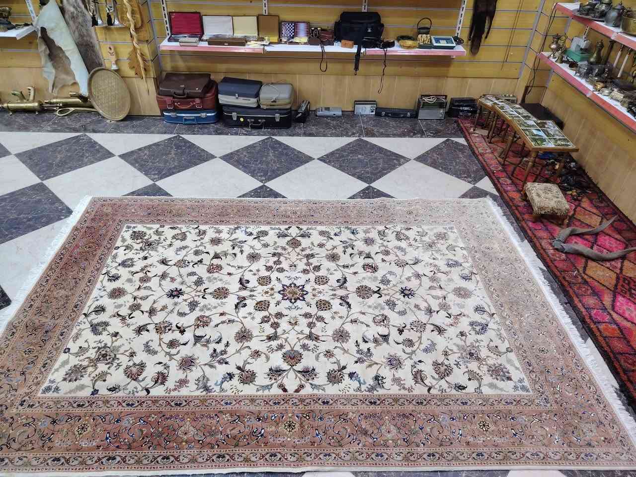 تبريز إيراني عمره فوق ١٠٠سنه حرير الأبعاد ٢* ٣م
واتساب *********** العنوان ديالى خانقين يوجد توصيل
