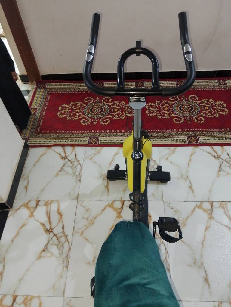 هذا الجهاز اسمه دراجة سبننج (Spinning Bike) أو دراجة رياضية ثابتة (Exercise Bike).
تُستخدم لـ:
حرق السعرات الحرارية والدهون.
تقوية عضلات الساقين والفخذين.
تحسين اللياقة وصحة القلب.
التمارين المنزلية.
ومن الصور يبدو أنها دراجة سبننج منزلية مع مقبض لتعديل المقاومة (الزر المكتوب عليه PUSH TO STOP)، حيث:
لفّه مع عقارب الساعة = مقاومة أثقل.
عكس عقارب الساعة = مقاومة أخف.
الضغط عليه = إيقاف العجلة بسرعة.
إذا تريد، أگدر أسويلك جدول تمارين 20–30 دقيقة يومياً على هذه الدراجة حسب هدفك (تنحيف، لياقة، أو تقوية الساقين). ناصرية, ذي قار


**إذا كنت صاحب هذا الإعلان وتريد حذفه لأي سبب، رجاءا أرسل رسالة إلى الدعم الفني**