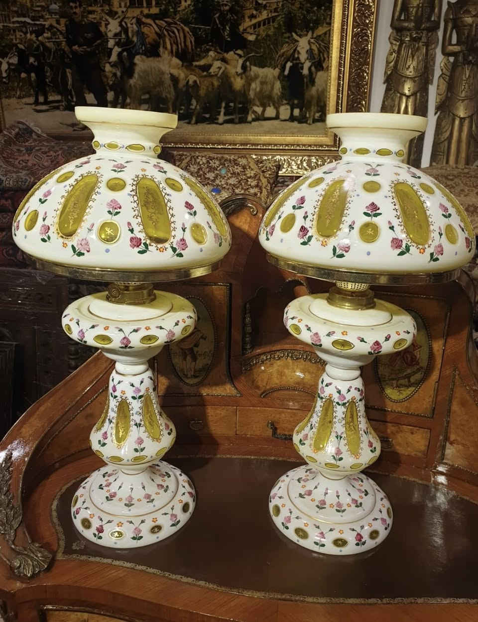 لالات بلور رسم يدوي نفطي
ارتفاع ٦٠ سم 
سعر الزوج ٣٢٥ دولار 
*********** واتساب
