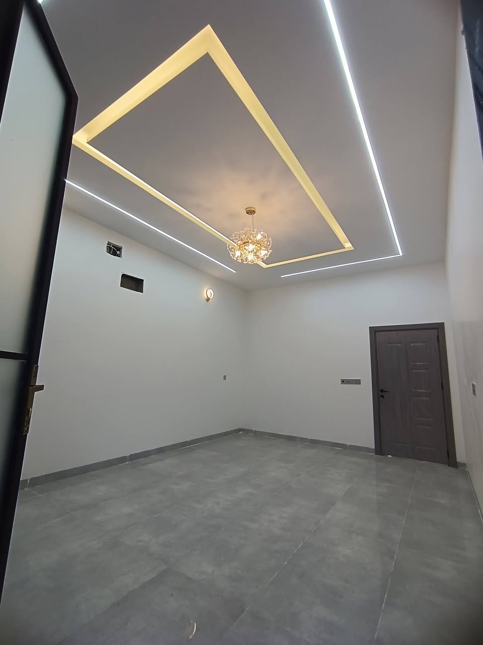 #عروض مكتب قصر الفخامة للعقارات والمقاولات
دار  للبيع للبيع 
الموقع / حي النور 
مساحة / 190 م واجهة 7.5م 
طابقين بناء حديث زيرو تسليم فوري 
ط1 غرفتين نوم وهول واستقبال ومطبخ حار وبارد وصحيات عدد 2 وكراج ونافورة داخلية 
ط2 خمس غرف نوم وهول وصحيات وبيتونه والسطح كاشي 
بناء درجه اولى / نظام سالبت ودكتات وكاميرات 
السعر  / 355 مليون 
*********** واتساب 
*********** واتساب 
عنوان المكتب حي النور سايدين دانية ماركت بعد ملعب كلاسيكو
