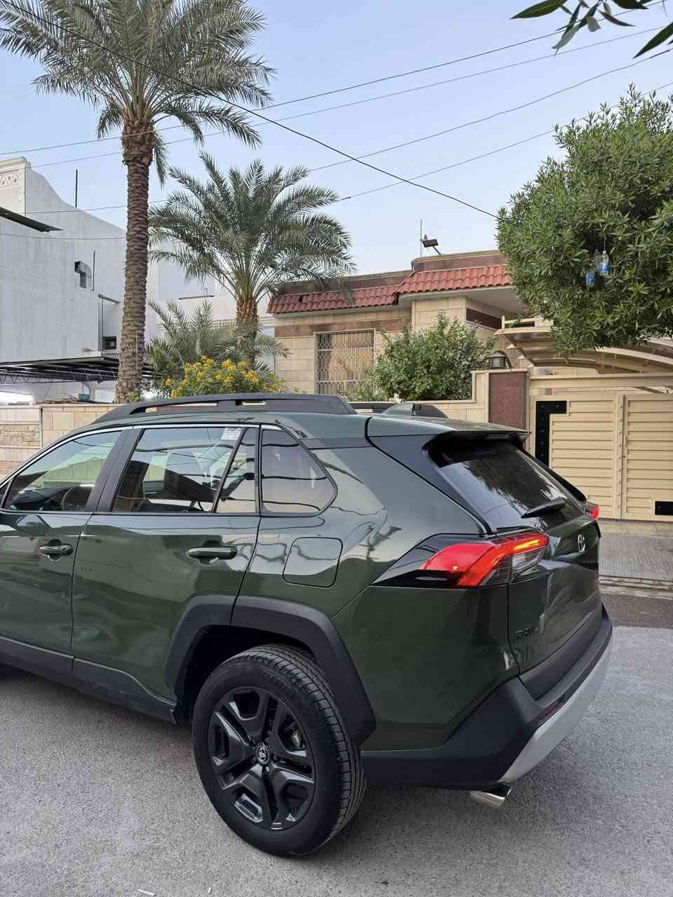 السلام عليكم 
❌❌الرقم اربيل❌❌

RAV4 TRIL 4x4  2025 

اللون :- زيتوني او نفطي            

الموديل :2025

سعة المحرك :-2.5 

المسافه المقطوعه :-8000km

ناقل الحركة: أوتوماتيكي 8 سرعات 

نظام الدفع: All-Wheel Drive

سيارة رقم أربيل 

بأسم شركة تريد تحويل تريد وكالة 

الموصفات

فتحة سقف سلايد روف 

مقاعد أمامية تدفئه 

ستيرين سياره تدفئه 

دخول ذكي + منافذ شحن USB امامية و خلفية 

باب خلفي كهربائي 

شاشة تدعم نظام Apple CarPlay 

و Android Auto

أضواء أمامية LED + تشغيل/إطفاء أوتوماتيكي + أضواء ضباب.  

تنبيه مغادرة المسار + مساعد تتبع المسار + نظام ما قبل التصادم + نظام فرامل ABS

السعر 260 وبيه مجال 

حادث السيارة كما موضح بالصورة داخل المنشور 
مكان السيارة 
بغداد البلديات 

***********
