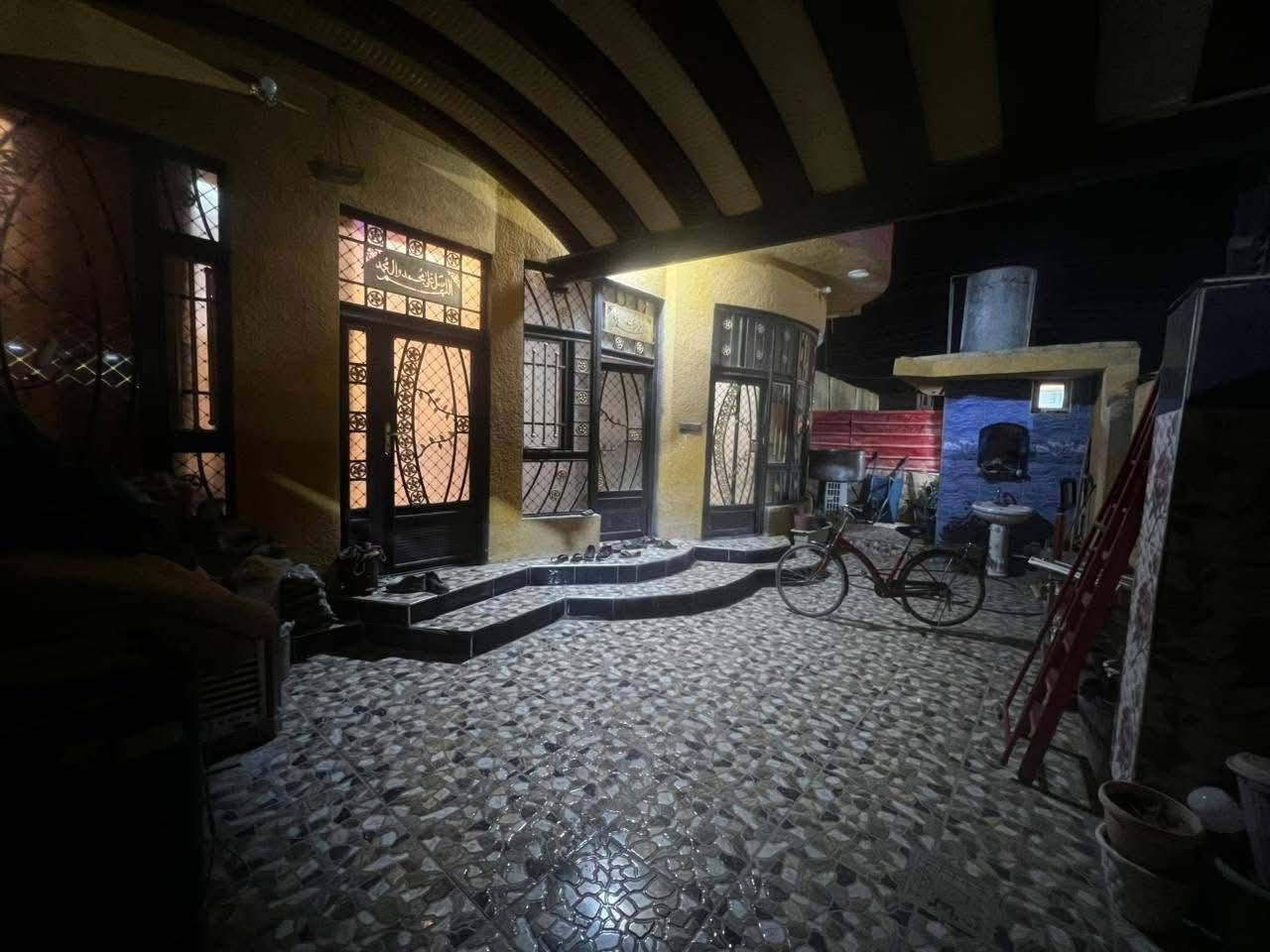 � للبيع بيت في ديالى / الخالص – حي الخويلص
📏 المساحة: 300 متر
🏠 مساحة البناء: 200 متر
📜 الملكية: طابو ملك صرف

يتكون البيت من طابقين + بيتونة (طابق ثالث صغير):

🔹 الطابق الأرضي:

 • غرفتين نوم
 • صالة واسعة
 • مجمع صحيات
 • مطبخ حار وبارد
 • استقبال 
  •  وهول
 • ممر فاصل بين الهول والاستقبال
•حديقة خلفية 

🔹 الطابق الثاني:

 • ثلاث غرف نوم
 • صالة
 • سطح واسع
• مجمع صحيات 
🔹 الطابق الثالث (البيتونة):

📍 الموقع مميز وهادئ في حي الخويلص – قريب من الخدمات والمدارس والأسواق.

📞 للتواصل والاستفسار:
(‏***********‬‏)
