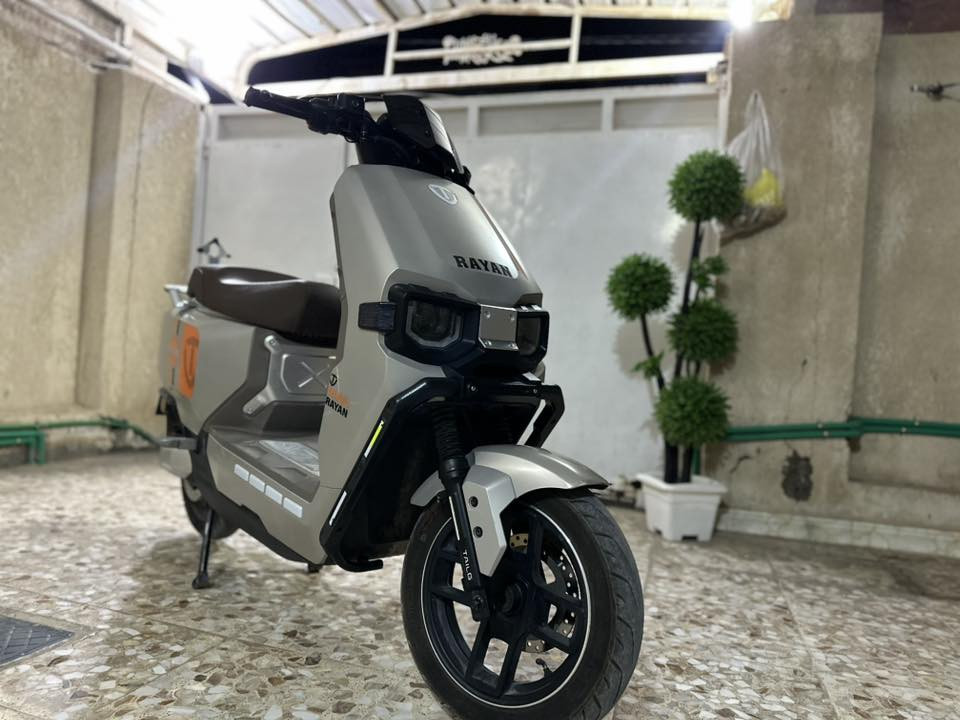 للبيع 
دراجة الريان RAYAN موديل 2025 و حش الكون ام عيون 
6 بطاريات 
ماطور 2000W ثلاث سرعات سرعة 70-80 km حقيقي 
بريكات امامي خلفي ديسك 
دبل دبلات امامي خلفي 
درع كامل مع جك نصفي و جك كامل 
دبل إشاره مع أربعة أشاير 
رماش عالي ناصيي 
كشن تطريز جلد 
صندوق كبير يسع 
مخرج شحن هاتف 
مع الشاحنه الاصليه مع خوذه مع چادر حراري مع بصميتن 
السعر 900 الف استعمال 4 اشهر قليل بطارياته جدد 
مكان حي الجامعه  واتساب ***********
