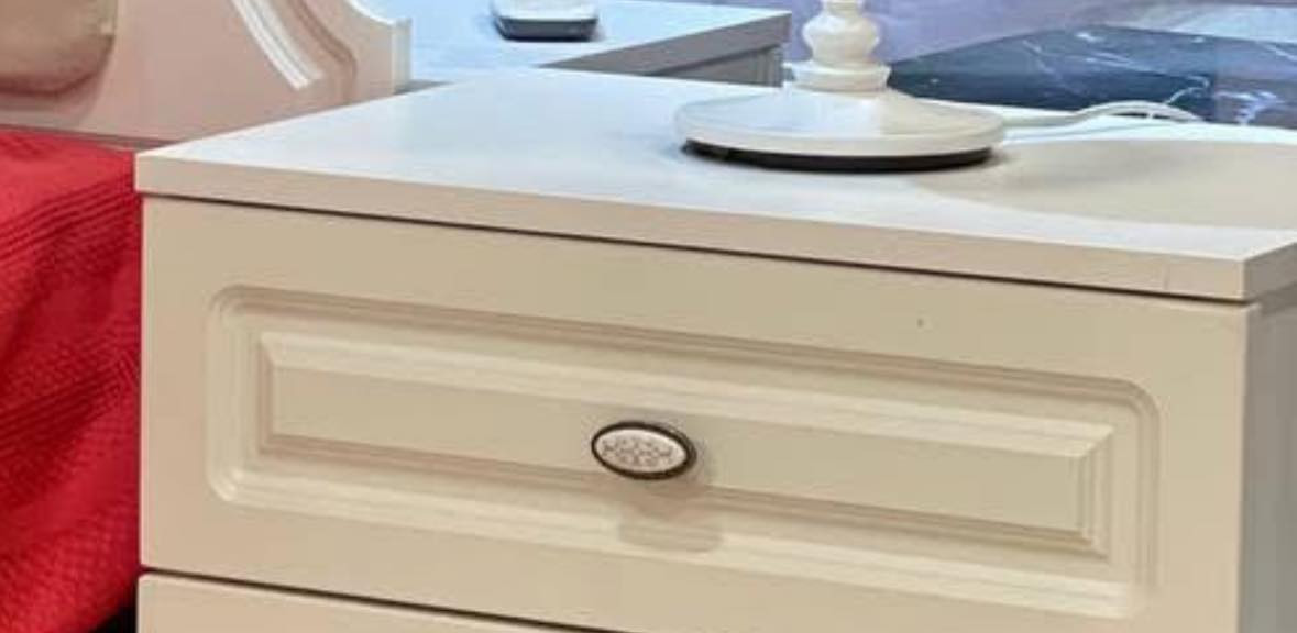 غرفة بناتيه نفر واحد 
جربايه بيهـا ضرر بسيط تاج مكسور تكدر ضبطها بخشبايه باقي جربايه نظيفه 
ميز وتواليت ثلاث مجارير
ميز اربع مجارير
كومدي جربايه مجر واحد كامل بي اربع رجلينات نظيف جداً
كنتور اربع بوب موجودات المرايه مال بابين بس اني شايلتهم وموجودات تكدر ترجعهن ويرجع نظيف جداً
سعرهـا 450 بس والله مشتريتها بـ700
الشد والنقل عليكم فضلاً وليس امراً العنوان بغداد الكاظميه اჂ̤ استفسار خاص عيوني


**إذا كنت صاحب هذا الإعلان وتريد حذفه لأي سبب، رجاءا أرسل رسالة إلى الدعم الفني**