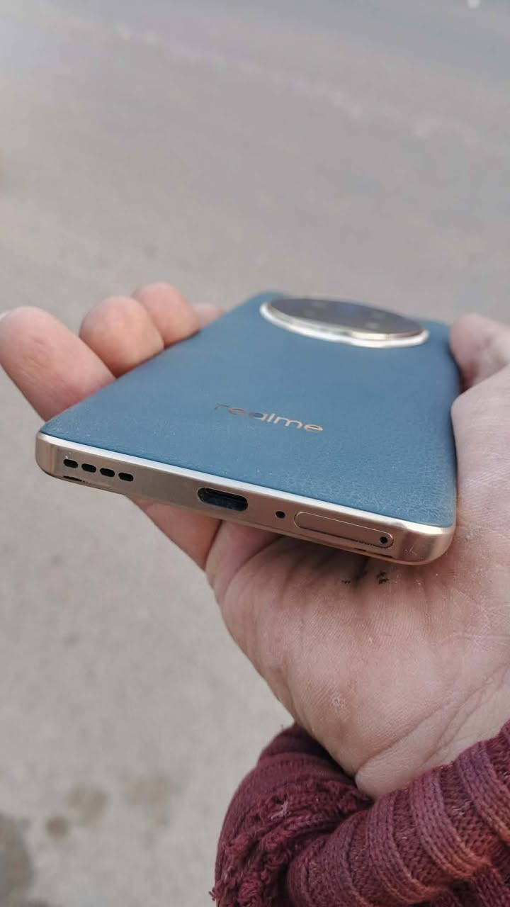 ريلمي 13 برو 5g 
ذاكرة 256 
بدون اي ملحقات موجود هاي النقطتين الي ع يمنة ماعليهن اي شي من اخذتة وهنا بي 
ب200
***********
