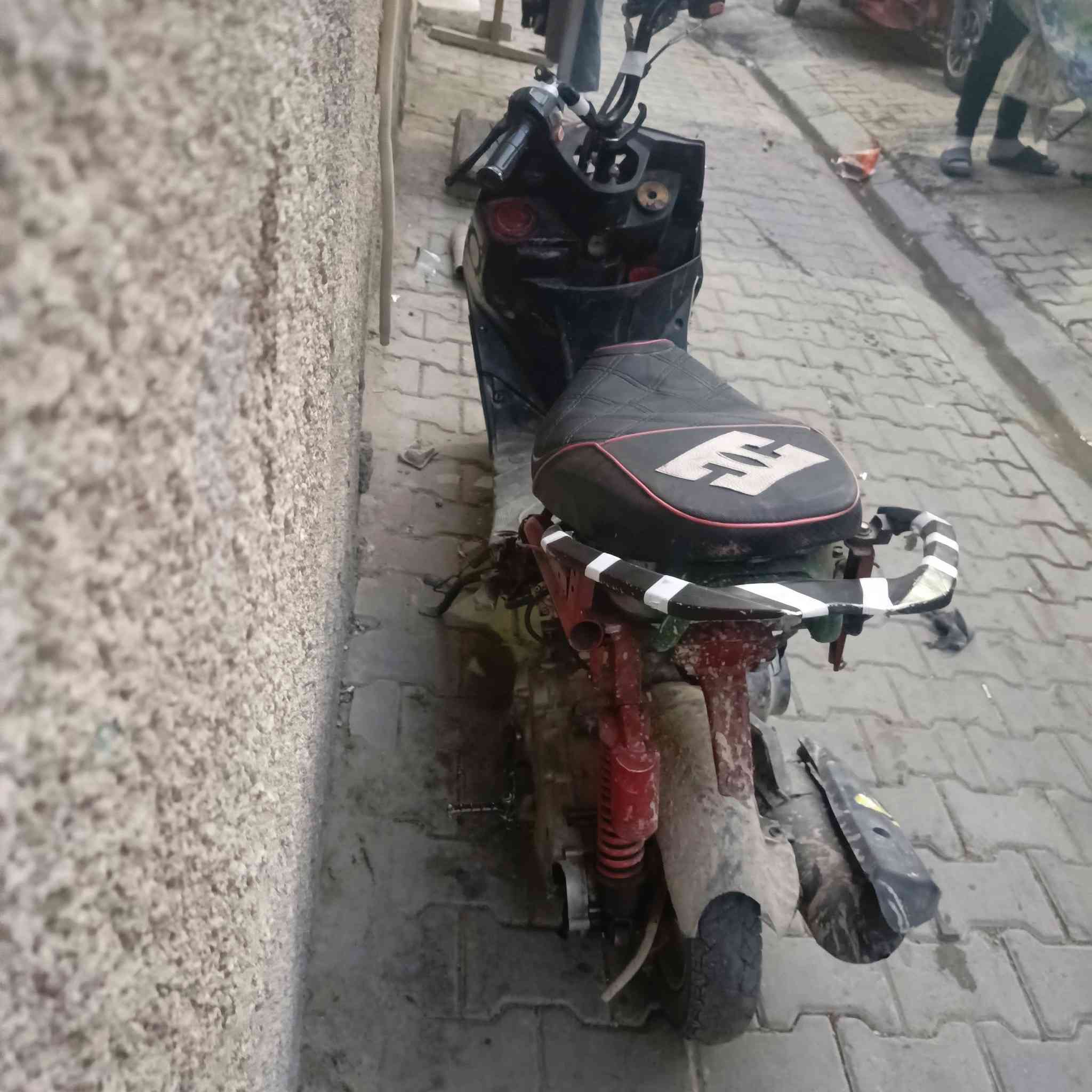 سلام عليكم دراجه للبيع مكينه ماكس عدله شغاله و كلشي ما بيهه بس ابيع كوم حديد السعر 80الف مكاني بغداد شارع حيفاء الرقم ***********
