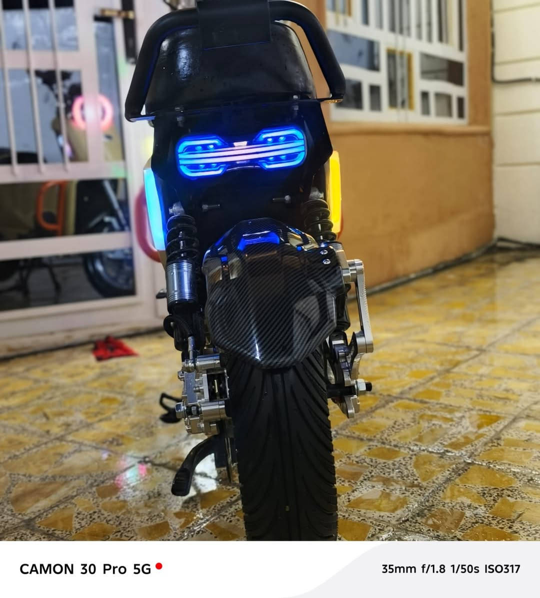 ‏دراجه F1 جبلي
‏دراجه نضيفه تخبل من شركه ونلي خمس بطاريات جدد 
‏ملف ١٥٠٠ سرعه مابين 60/70 ستيرن باتمان ٣ قطه منفصله تكدر تتحكم بي دراجه جديد مع شاحنه ١٦ امبير
‏وبيهه هورن عالي بوش ومع نضام رجوع الى الخلف R
‏ونشره جاملغات كاربون فايبر ولون مميز صحراوي
‏نضام تشغيل كارت وبصمه وسويج بريكات تتحكم بيهن مع نشره من دوس البريك
‏سعر خاص
‏رقم تواصل *********** واتساب
