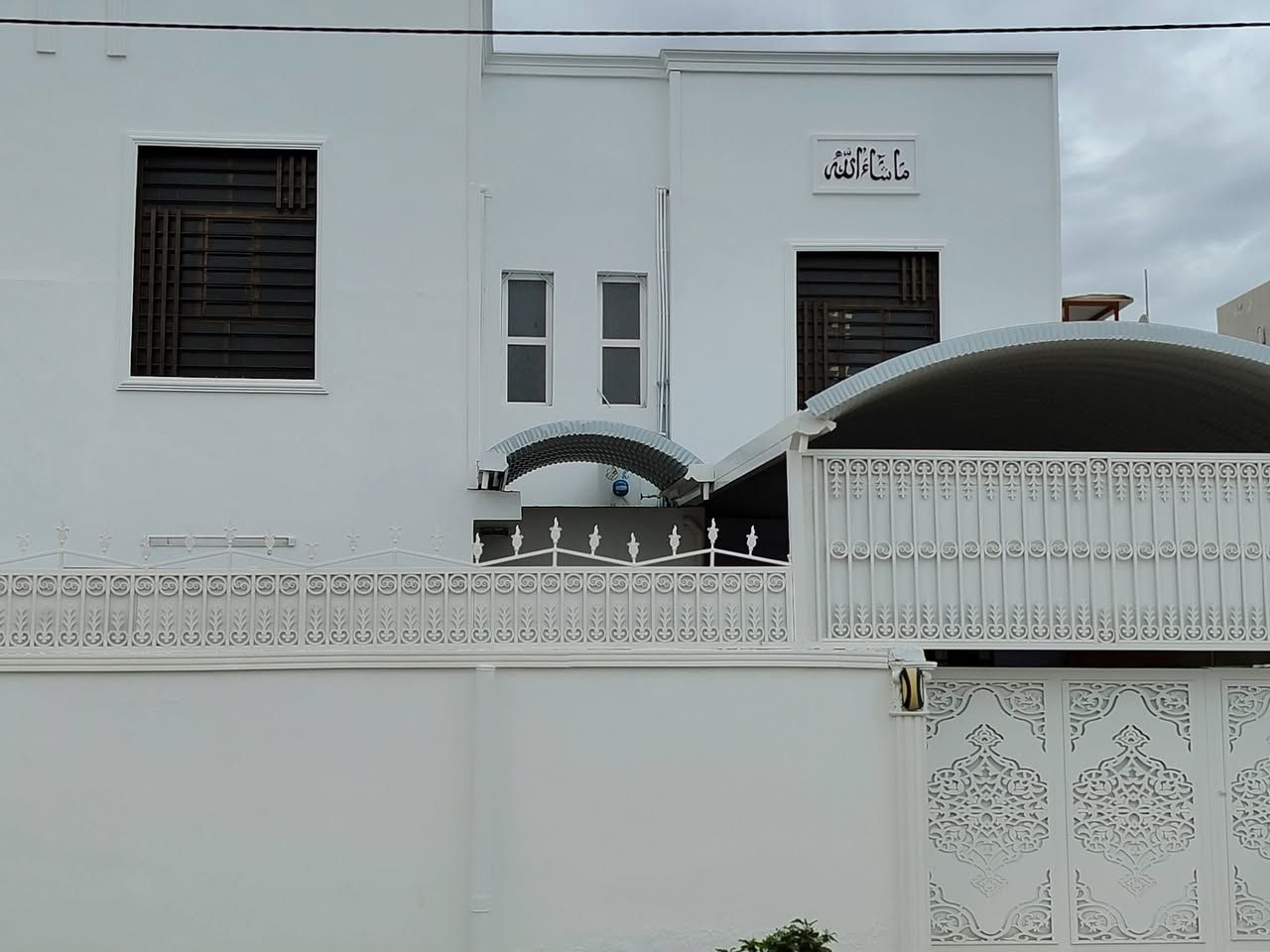 للإعلان:(35)... 
🏡✨ فرصة مميزة للبيع في مجمع الزهراء السكني ✨🏡
بيت حديث البناء، غير مسكون، جاهز للسكن الفوري وبمواصفات رائعة 👇
📐 المساحة: 150 متر
🛏️ 3 غرف نوم مريحة
🛋️ استقبال واسع وأنيق
🍳 مطبخ عملي
🚗 كراج سيارة
🌿 حديقة جميلة
➕ يحتوي على إضافة (كيسبان)
🏠 تصميم عصري وموقع هادئ ومناسب للعائلة
💰 السعر: 138 مليون فقط
📞 لا تفوت الفرصة، بيت العمر بانتظارك!
*********** *********** 👍
نساعدك باختيار سكن المستقبل العائلتك في مجمعات السكنية في النجف الاشرف بادارة محمد الاسدي للاستثمار والتطوير العقاري
