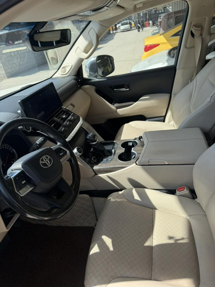 السلام عليكم للبيع لاندكروزر ٢٠٢٢ شركة ساز سعر ٦٥ ألف دولار للاستفسار ***********
