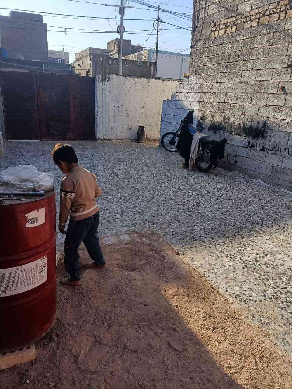 سلام عليكم بيت لبيع مال بلديه معاملته كامله وصله بس لتقدير بسمنه 
مكانه حي ميلاد جديد وره ملعب مساحته كليه 200م 100م مبنيه 100ساحه بي ستقبال مطبخ صاله غرفه صحيات داخليه و خارجيه تفصيل خاص او عل الهاتف ***********بي وتساب
