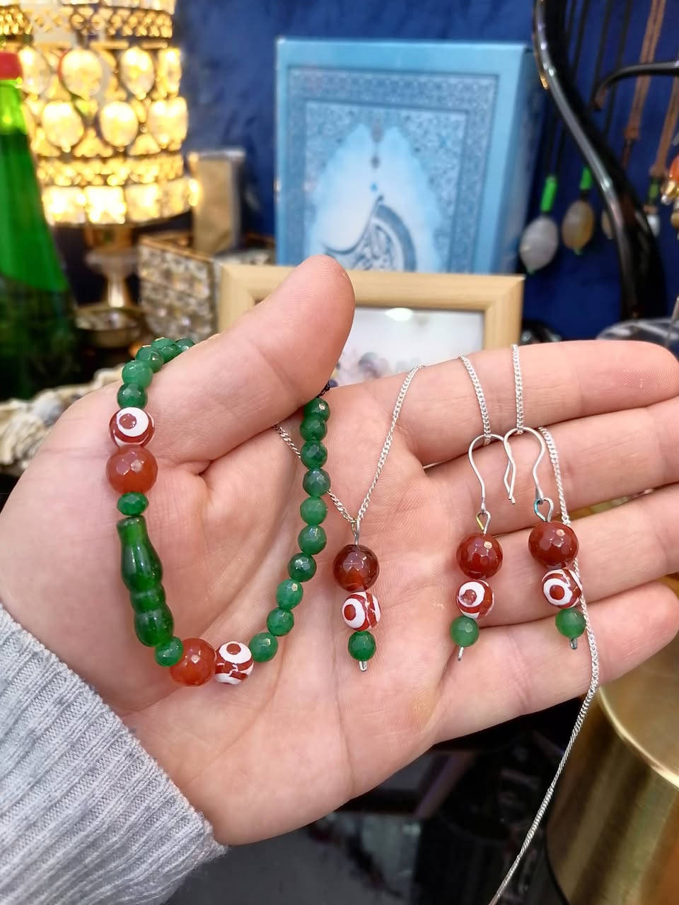 🛒 تسوّق الآن من بازار ذي قار للاحجار 🛒
* نوع البضاعة: طقم سوار وكلادة وتراجي 
* عيار الفضة: الزنجيل فضة عيار ٩٢٥
* نوع الصياغة والمنشأ: أعمال يدوية هاندميد / صنعت في وادي الرافدين. 

* نوع ومواصفات الحجر: زمرد طبيعي / عقيق طبيعي / تبت صيني / كل الأحجار تراش ليزري. 
* السعر شامل التوصيل:
55.000 دينار عراقي
* اسم وعنوان التاجر: صلاح الصالح - ذي قار 
* رقم هاتف التاجر:
*********** 📲 واتساب 

#بازار_ذي_قار_للاحجار
