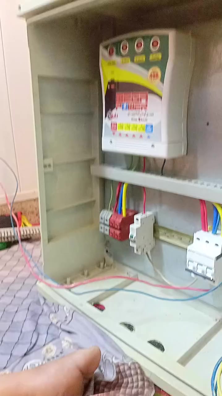 متاح
سلام عليكم بورد قياس 50في 60 ثلاثه خطوط ثري فيز 
يحتوي على جهاز تحويل 40 امبير 4خطوط فقط الصندوق مستخدم 
مكاني بغداد الشعب 
له الاستفسار  اتصال او المراسله على الواتساب 
***********
