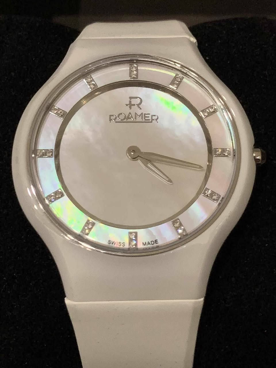 السلام عليكم........
ساعة ROAMER سويسري أصلي بطارية
بدن سيراميك 
القطر ٤٠
مقاوم للماء ٣٠م
سير ربر مطاط معلم 
جديد غير مستعمل مع العلبة الاصلية وبطاقة الضمان
السعر ٧٥ الف 
يوجد توصيل ***********
