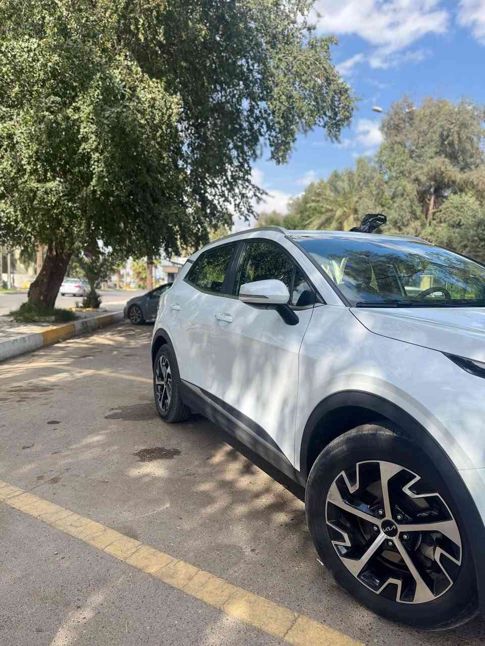 كيا سبورتج 2023 نص فل خليجي للبيع
التفاصيل:
 نوع السيارة: كيا سبورتج (Kia Sportage)
 الموديل: 2023
 المواصفات: خليجي - نص فل 
 عداد المسافة : [44 ألف كم]
 حالة المحرك والكير : بحالة ممتازة (على الفحص)
 حالة البدي: [ بارد بالدعامية الخلفية شي بسيط كلش وشخط سطحية]
أبرز المواصفات:
 محرك [ 2.000 / 6 سرع]
 شاشة عرض تدعم 
Apple CarPlay و Android Auto
( بلوتوث مو واير)

 كاميرا خلفية + حساسات أمامي وخلفي
 تحكم ستيرن كامل + مثبت سرعة

 باقي المواصفات المعروفة لفئة النص فل الخليجي

 السعر: [  220 .. ] وبيهة مجال ان شاء اللع
 مكان السيارة: بغداد / [الكاظمية]
 للتواصل والاستفسار: [ ***********] *متوفر واتساب
