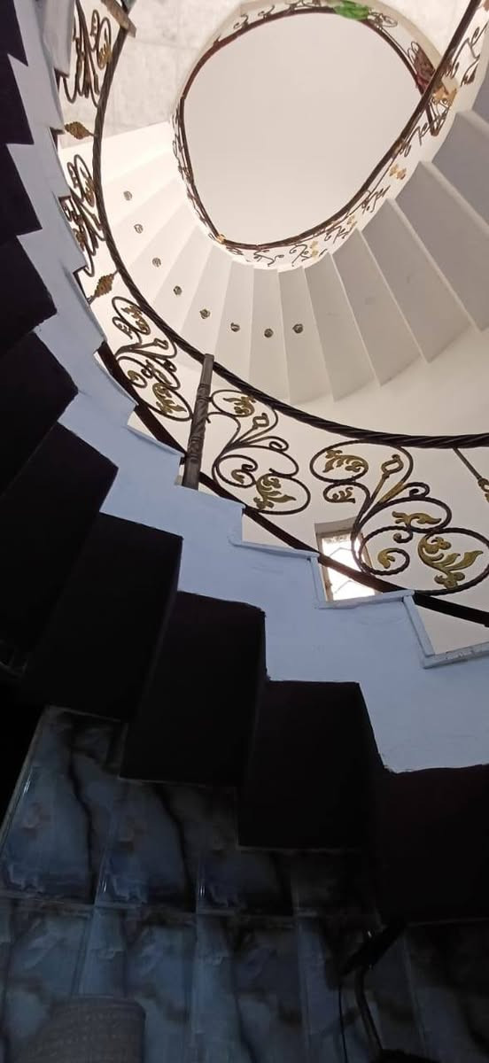 بيت  طابقين مساحه200 واقع حال(220) على شارع 30 مقابيله خدمات(ساحة فارغه) الجيران حلوين وهادئين الطابق الارضي يحتوي على
غرفتين 4×5
صاله.     8×5 
مطبخ.   4×6
ديوانية 7.5×4
بالاضافه الى صحيات خارجيه وداخليه وطارمه واسعه تشيل سيارة ونص والطابق الثاني يحتوي على غرفتين كبار وصاله وحمام
موقع حي الشرطه 74 مقابيل الطاك  يبعد عن شارع القائد 300 متر
البيت رقم بلدية بيه معامله سعره 153 وبيه مجال
تواصل***********
