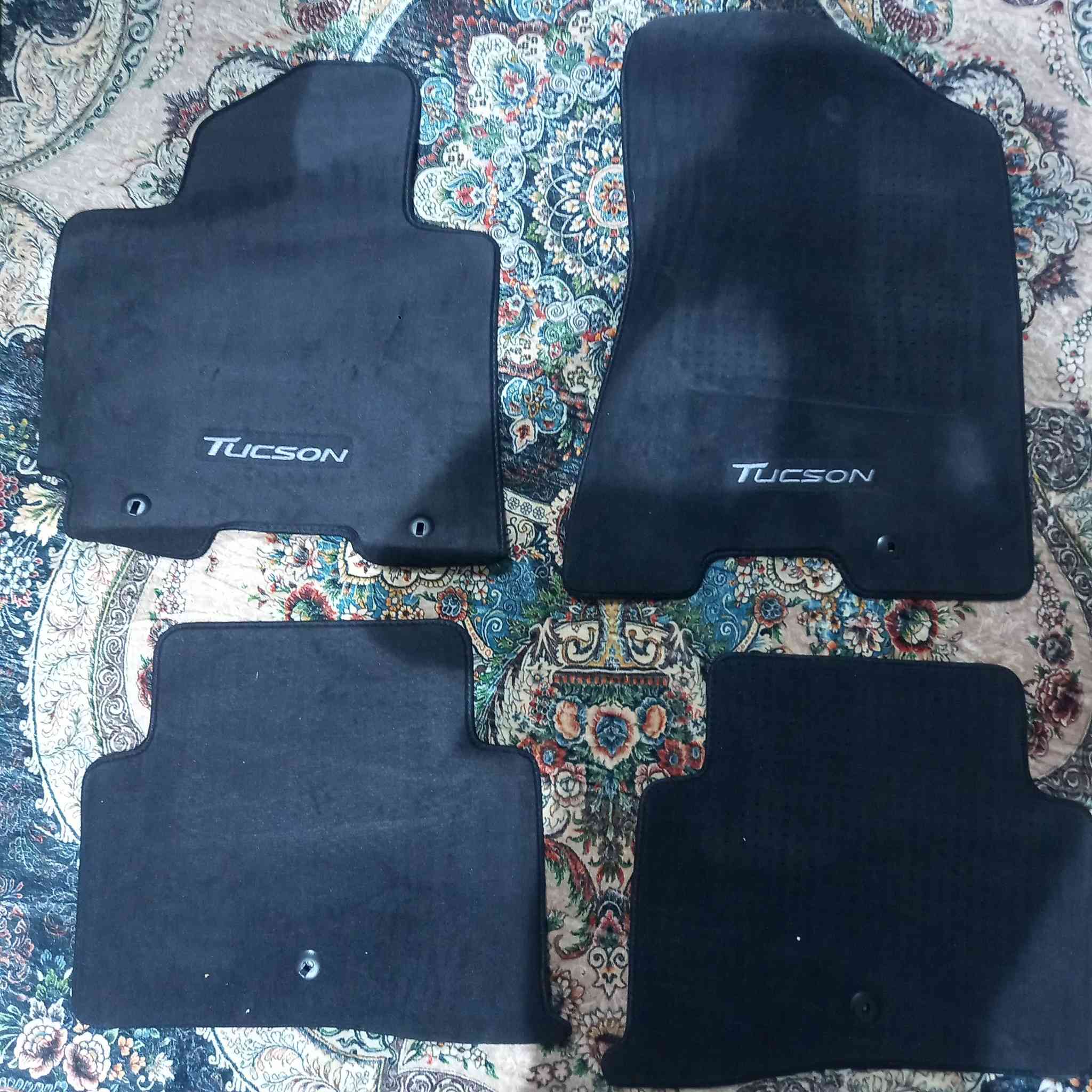 من رخصه الادمن 
السلام عليكم عندي كاربد توسان للبيع الظهر مالته ربر وهذا موضح قطعه ما تتفوت الصراحه 
رقمي واتساب ***********
