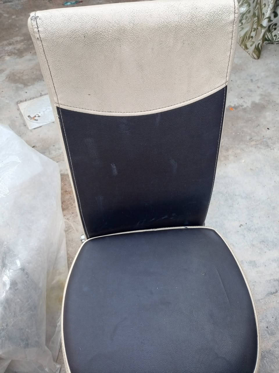 ميز طعام يتكبر ويتصغر مع 3كراسي نظيف كلش السعر 75وبي مجال بصيط للاستفسار ***********
