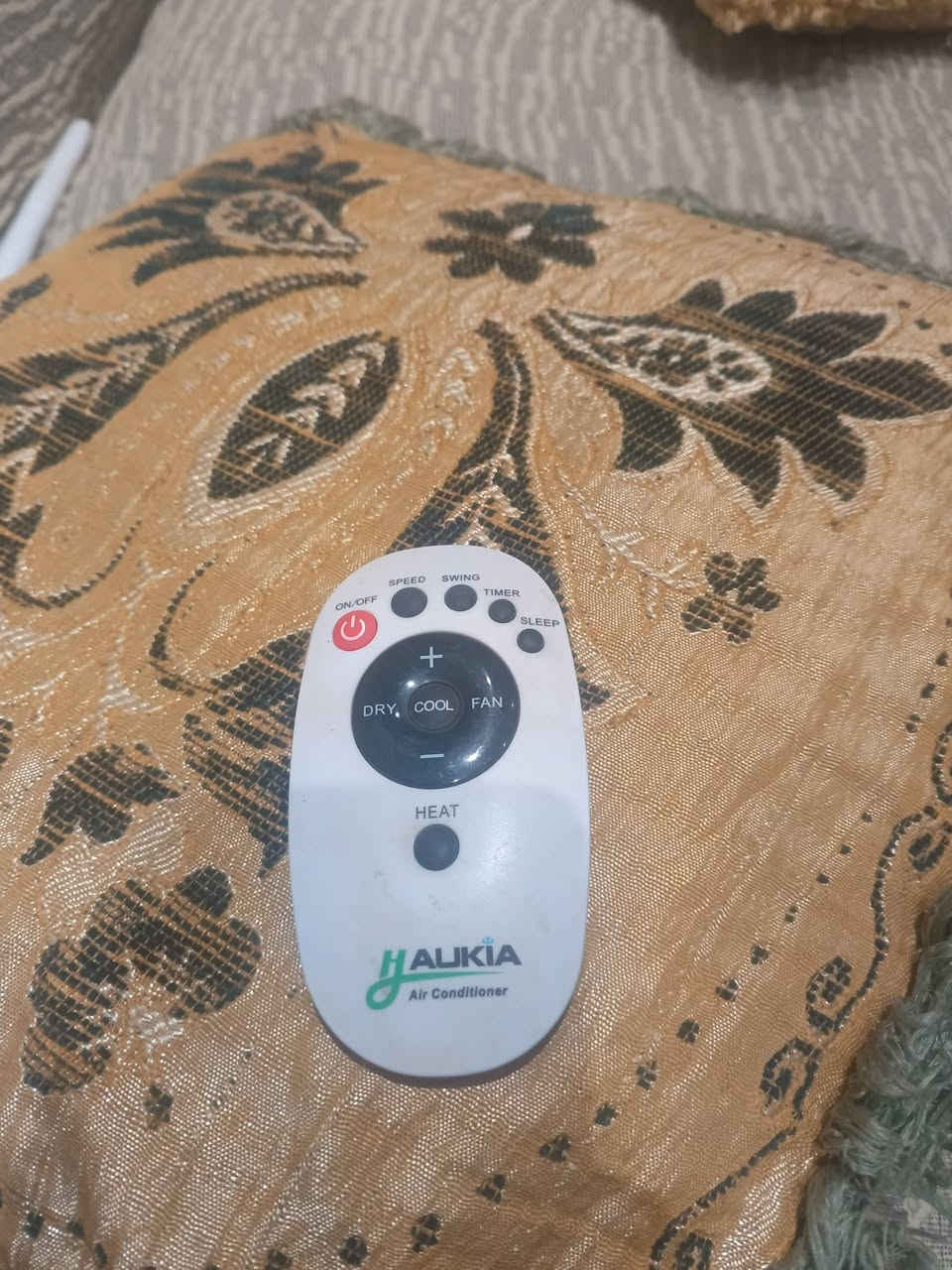 سلام عليكم
مكيف طن واحد نظيف استعمال شهرين فقط

ما يحتاج قطعة خارجية بس مد الخرطوم من الشباك و 

يشتغل تبريد و مروحة و تدفئة

شغل، تبريد يوصل حته ١٦ درجة 

متنقل سهل يحتوي ٤ عجلات

سعر ٣٠٠ الف بي مجال بسيط

***********

متوفر واتساب و فيسبوك خاص
