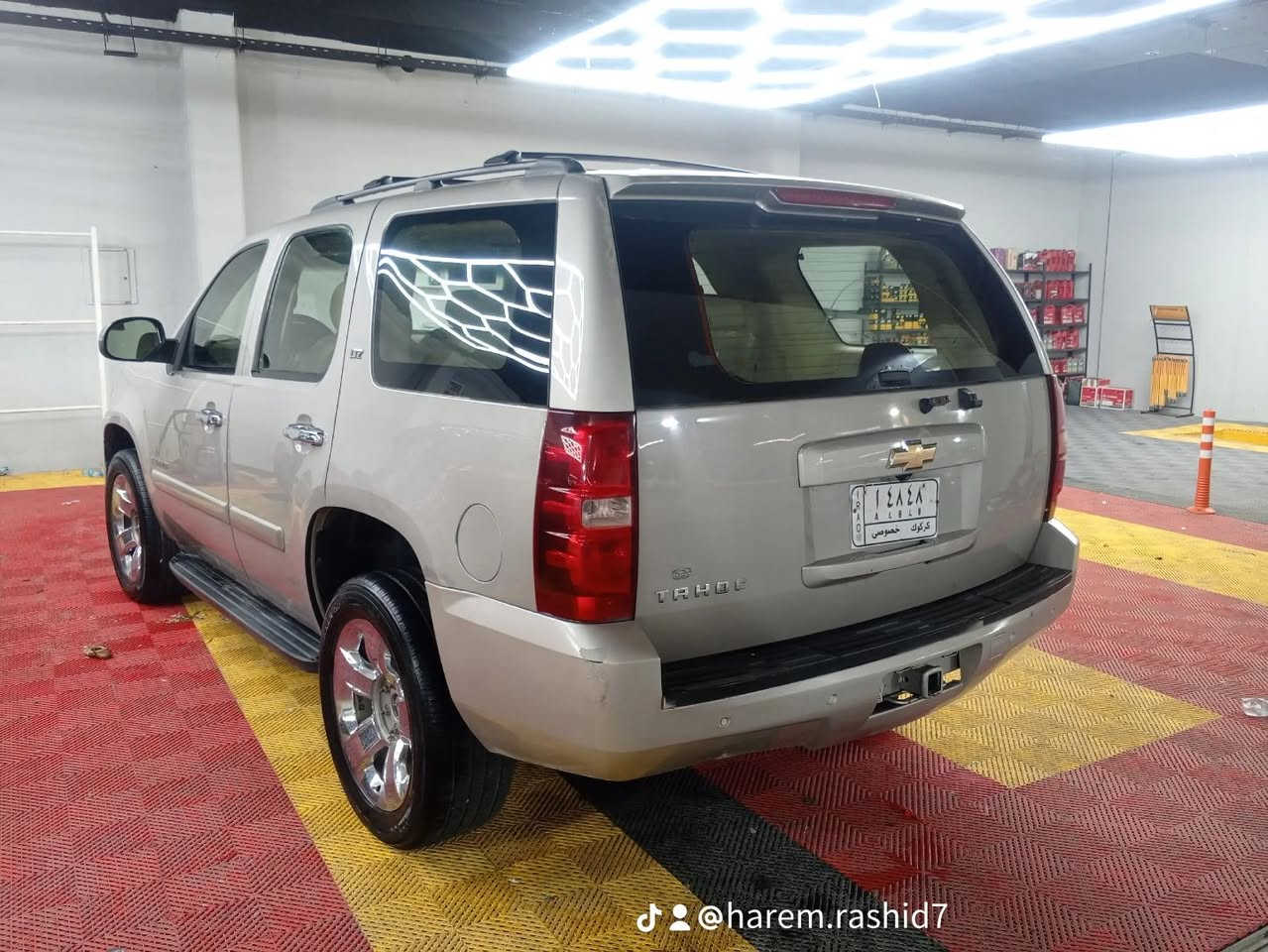 بەناوی خوای گەورە  شۆفرلێت تاهۆی  2009ی ناو زەردی خەلیجی  فول فولی ساخ ساخی کۆد دار بەناوی خۆمانەوەیە ،سێ پارچە بۆیاخی ئەوروپای هەیە،سەیارەکە قەبات مواسەفاتە ،مەکینەو گێڕی لۆک لۆکە ،تەبرید لەسەر سویچ ئیش ئەکات ،سڵاید و حاسە و سوکان ڤولیۆم و کامێرا و گێڕ ئۆتۆ و تەرح واتاعادی ،دەبڵ ئەکسڵ،ABSو کوشین جلد و هیتەر و تەبرید لەگەڵ زۆر مواسەفاتی تر  ، چوار تایەو ویلی سایزی 20ی ویل ئەستیلی کەپی باڵۆنی  لۆک لۆکی لەژێرە،چرکەی تیانیە،چرکەو سەت دۆلار ببڕە ،سەیارەکە جاهزەو بێ کێشەیە،ماڵی دۆستە ،سەیارەکە هی ماڵانە و یەک دەستە هی مەعرەز و شت نیە،یەک دەستە لەکەلارم نرخی 75 گەڵا و مەعامەلە
***********
