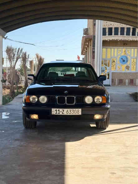للبيع بي ام موديل 1993 
بسمي محرك كير صدر كله جديد 
حجم 535 i  محرك مفتوح مو مسكر 
كلشي شغال بيه السياره 
وارد يابان من ال 10 الاوئل 
تخم تاير 
الاستفسار ***********
مكان السياره بغداد 
غير متواجد عل الإنترنت بغداد
