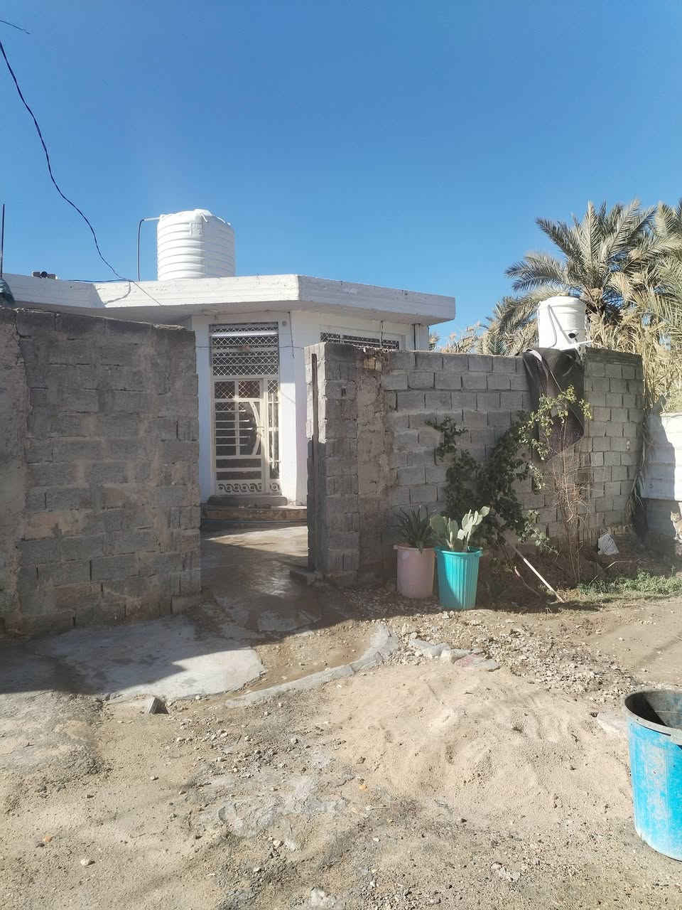 للبيع //
دار للبيع  ا
محتوياته 
غرفه نوم +هول استقبال مطبخ. مجمع صحي
ملاحظه// البيت جديد العام مبني 
طابو زراعي /سند ٢٥
البناء بلوك  صب كونكريت 
مساحه / 180 ويزيد 
العنوان طهمازيه فرع المدرسه 
يبعد عن الشارع العام 500 متر ويبعد عن الشارع الفرعي تبليط 40 متر 
اتصل ***********
خدمات ماي كهرباء مجاري
